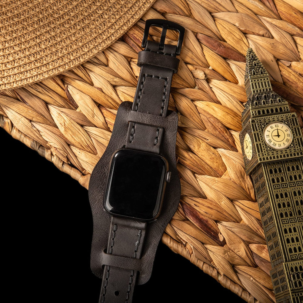 Antrasit Bund Çift Katlı Deri Apple Watch Kayışı — Bund parçasındaki sensör yuvası kesimi