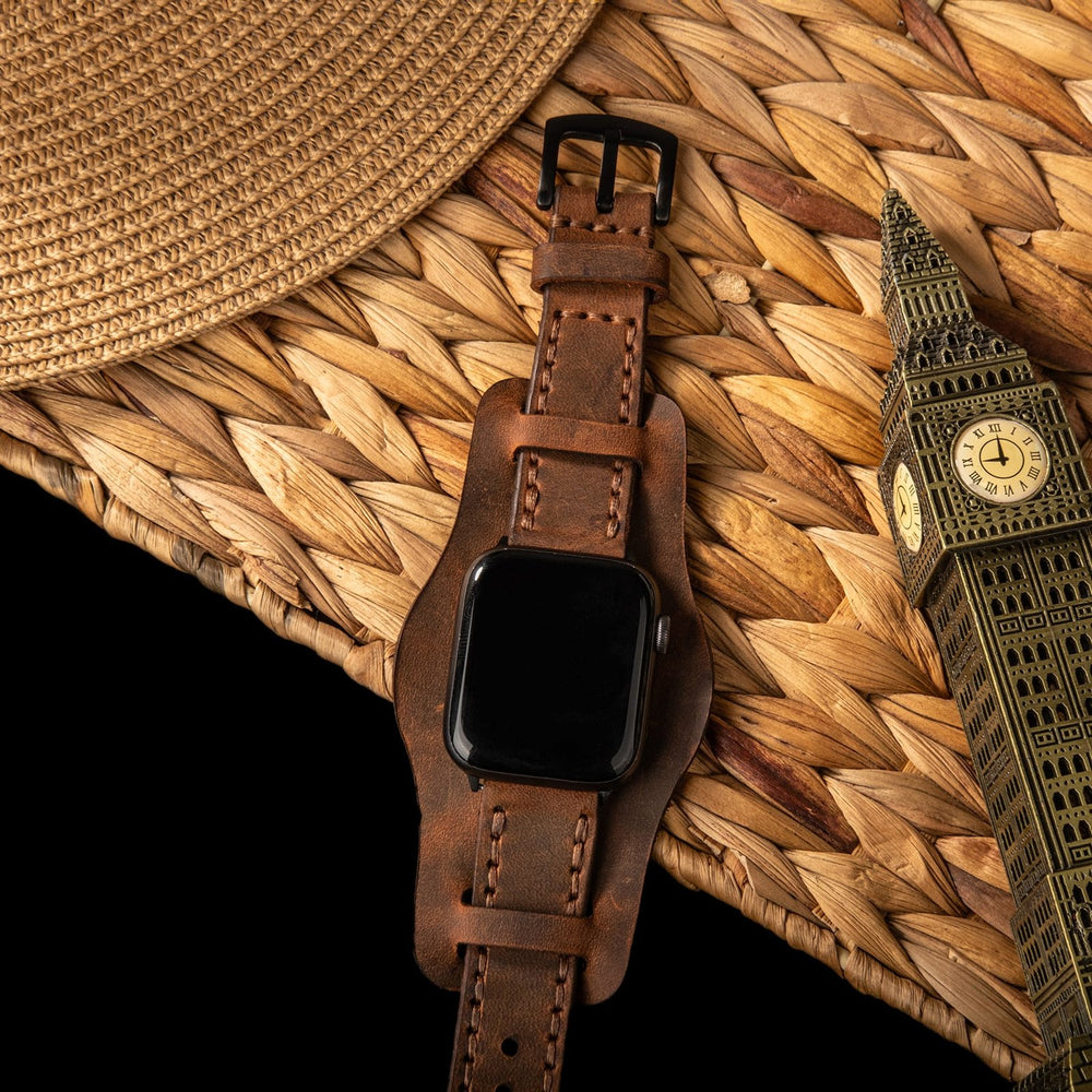 Kahve Bund Çift Katlı Deri Apple Watch Kayışı — Bund parçasındaki sensör yuvası kesimi