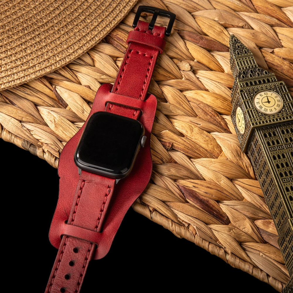 Kırmızı Bund Çift Katlı Deri Apple Watch Kayışı — Bund parçasındaki sensör yuvası kesimi