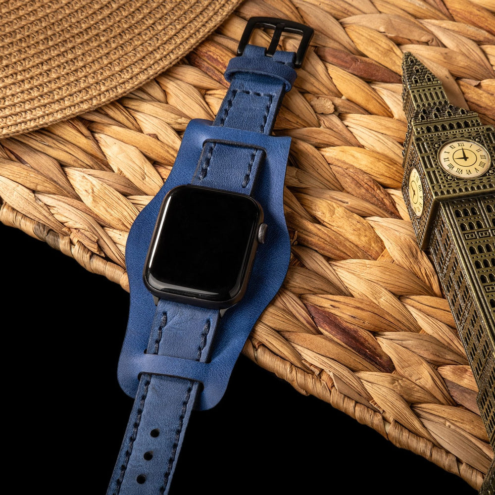 Mavi Bund Çift Katlı Deri Apple Watch Kayışı — Bund parçasındaki sensör yuvası kesimi