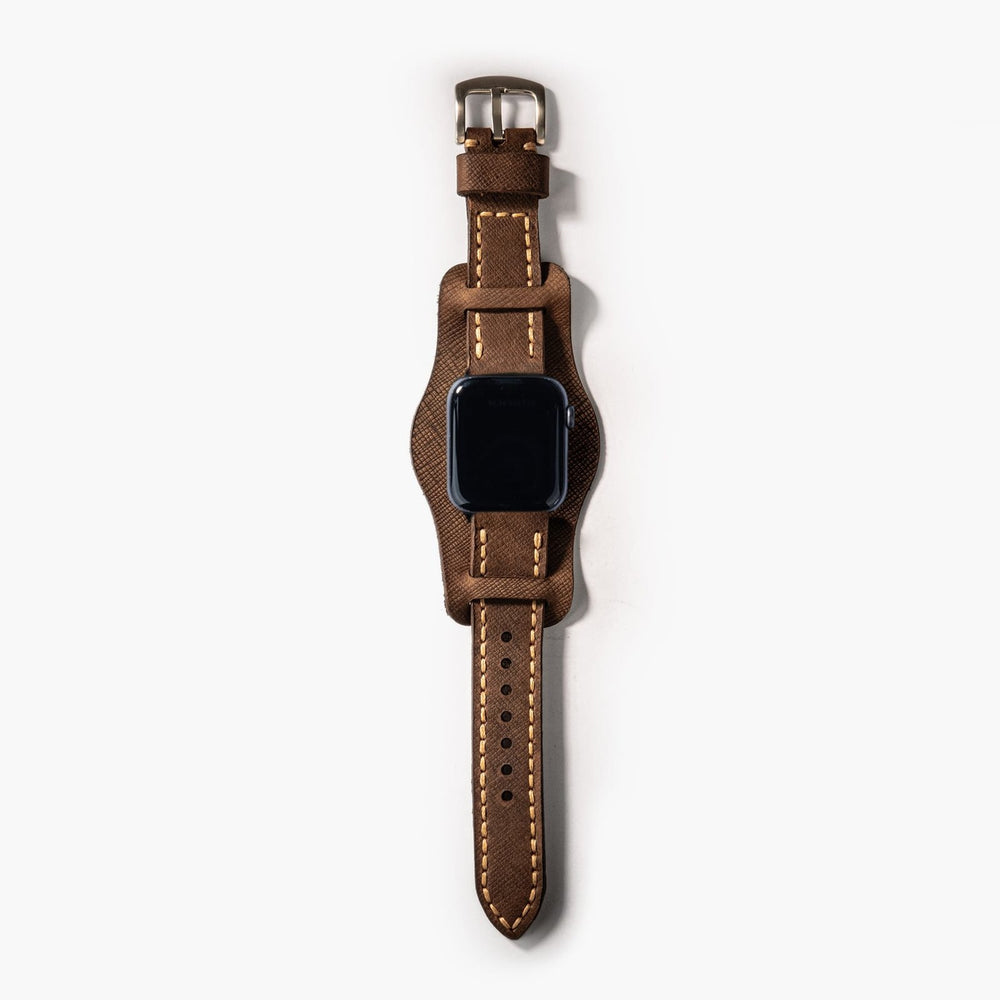 Saffiano Kahve Bund Çift Katlı Deri Apple Watch Kayışı — Bund parçasındaki sensör yuvası kesimi