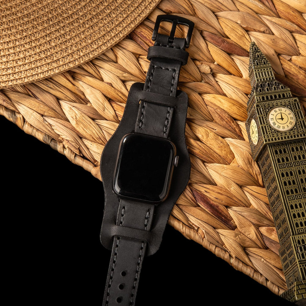 Siyah Bund Çift Katlı Deri Apple Watch Kayışı — Bund parçasındaki sensör yuvası kesimi