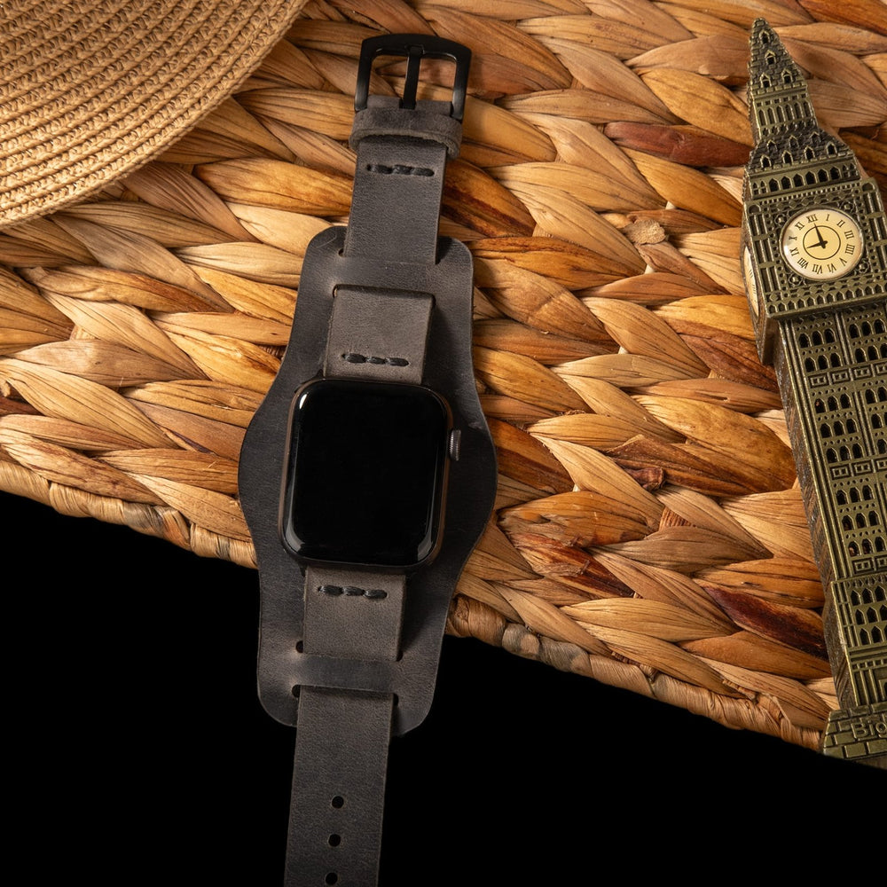 Antrasit Bund Tek Katlı Deri Apple Watch Kayışı — Bund parçasındaki sensör yuvası kesimi