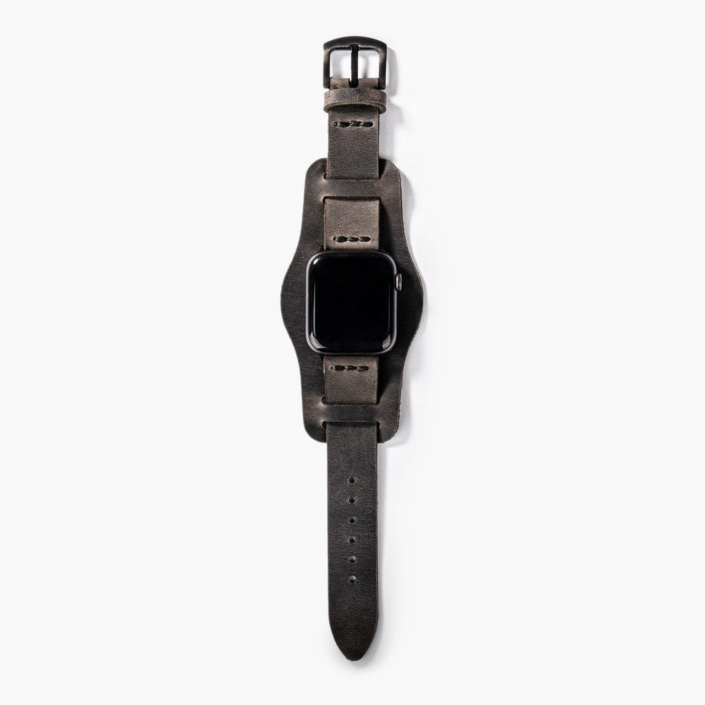 Antrasit Bund Tek Katlı Deri Apple Watch Kayışı — Bund deri Apple Watch kordonunun bileğe duruşu