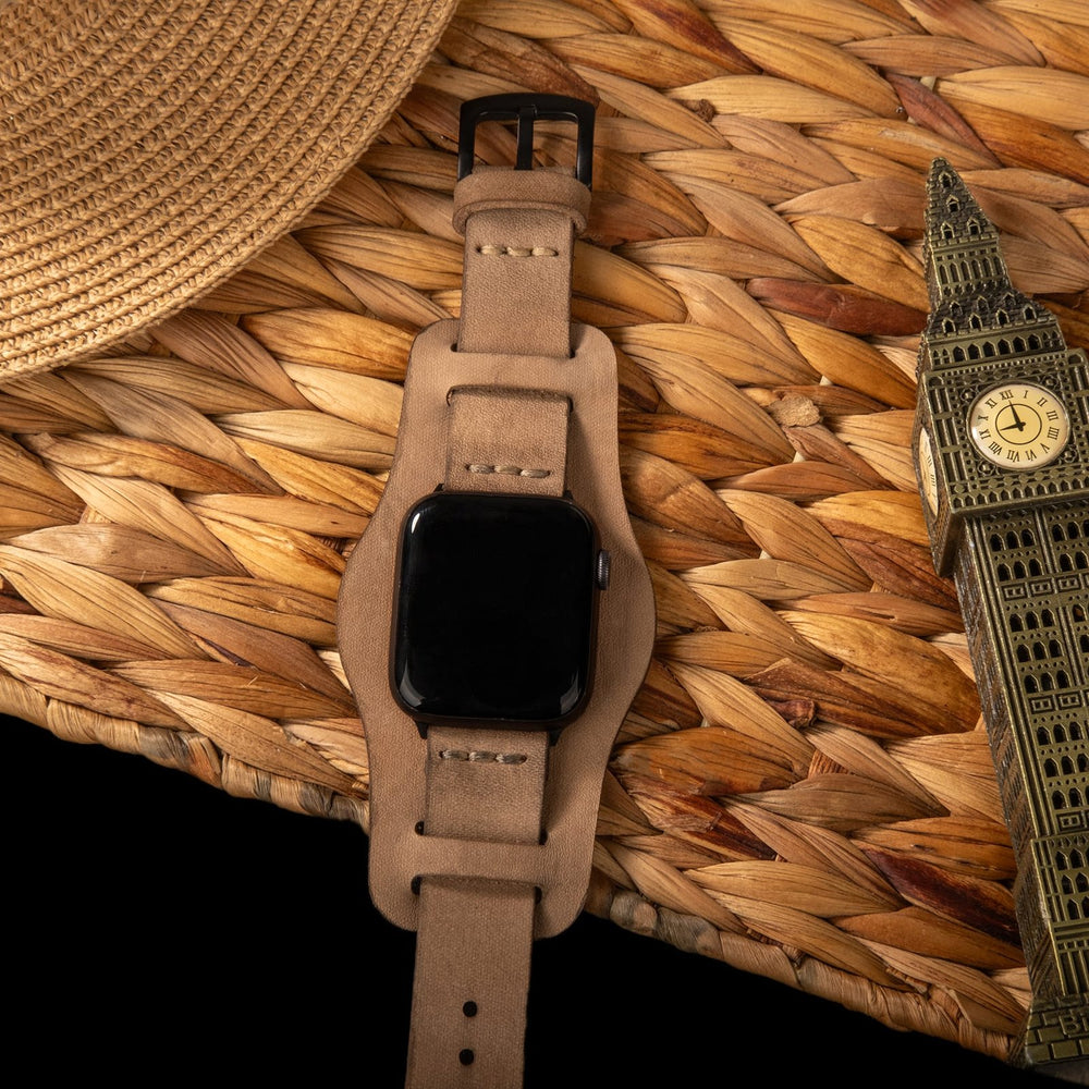 Bej Bund Tek Katlı Deri Apple Watch Kayışı — Bund parçasındaki sensör yuvası kesimi