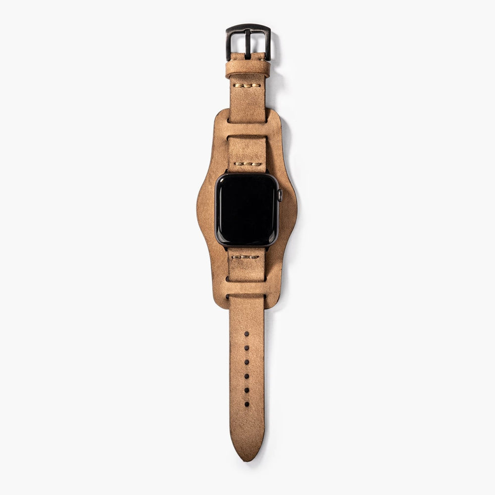 Bej Bund Tek Katlı Deri Apple Watch Kayışı — Bund deri Apple Watch kordonunun bileğe duruşu