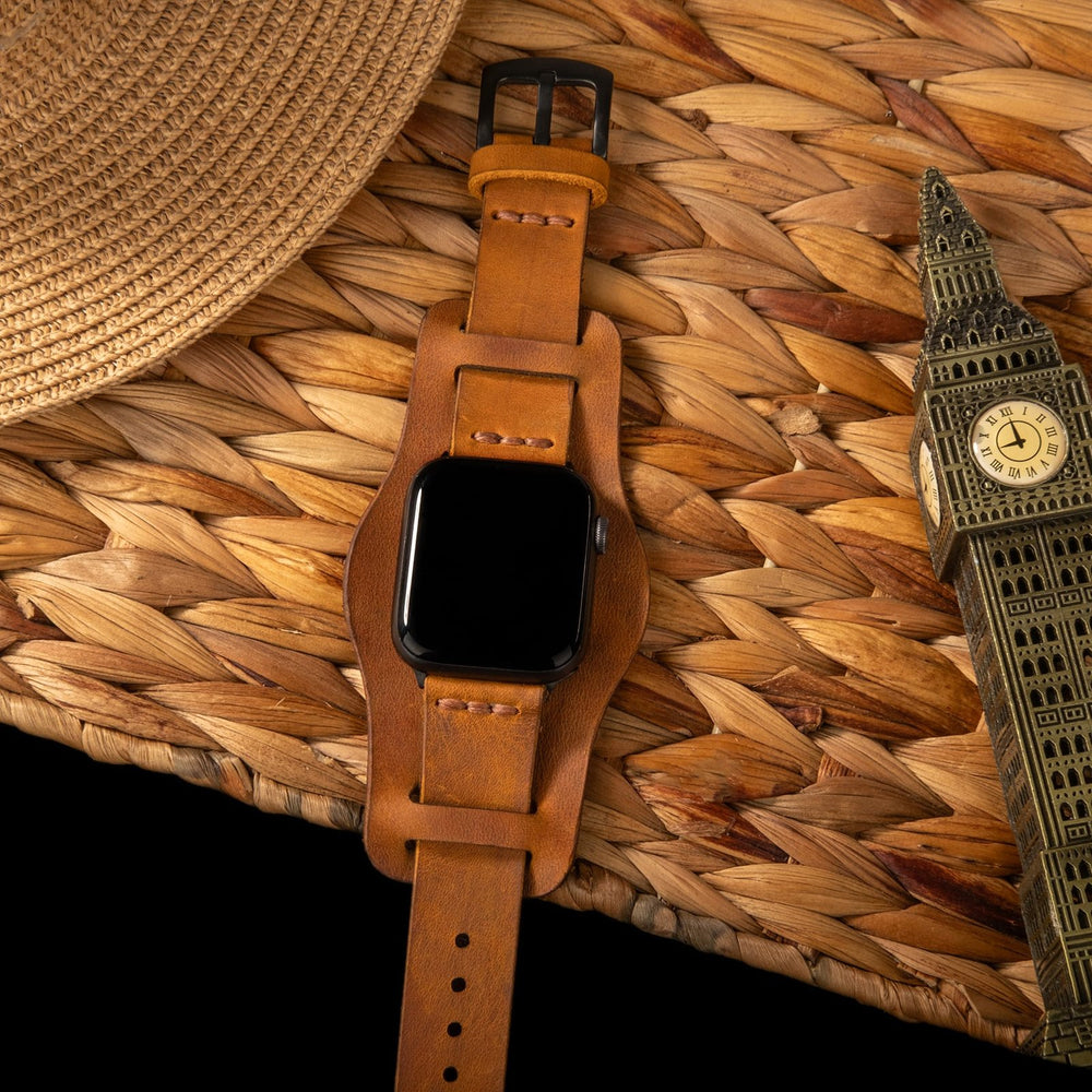 Cat Bund Tek Katlı Deri Apple Watch Kayışı — Bund parçasındaki sensör yuvası kesimi