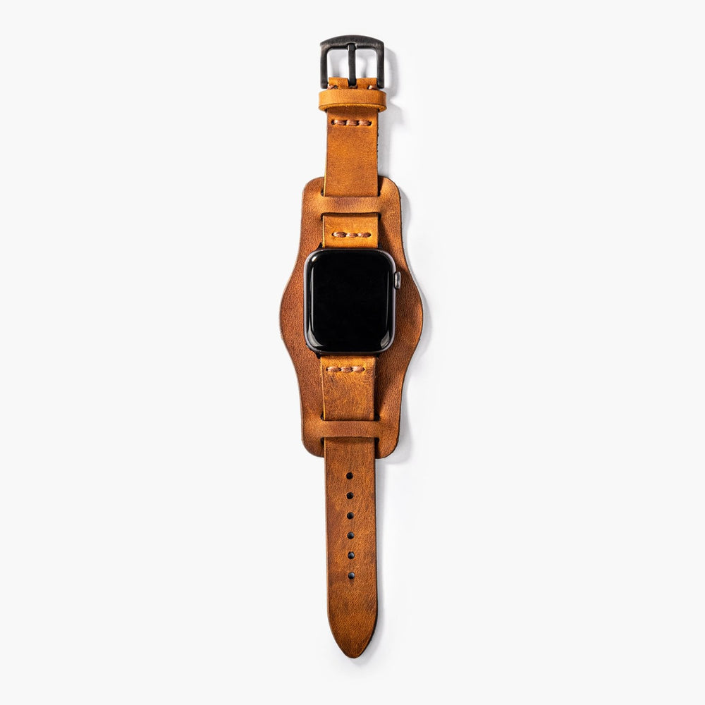 Cat Bund Tek Katlı Deri Apple Watch Kayışı — Bund deri Apple Watch kordonunun bileğe duruşu