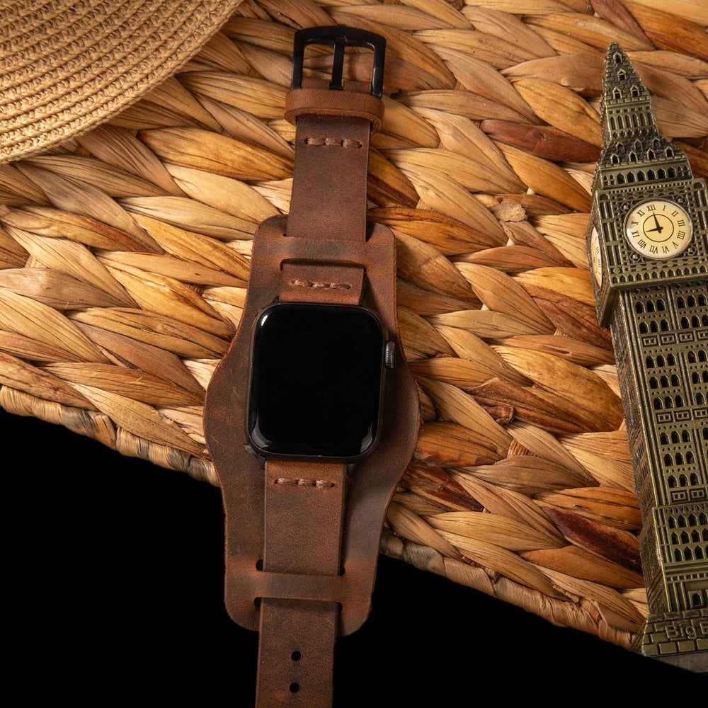 Kahve Bund Tek Katlı Deri Apple Watch Kayışı — Bund parçasındaki sensör yuvası kesimi