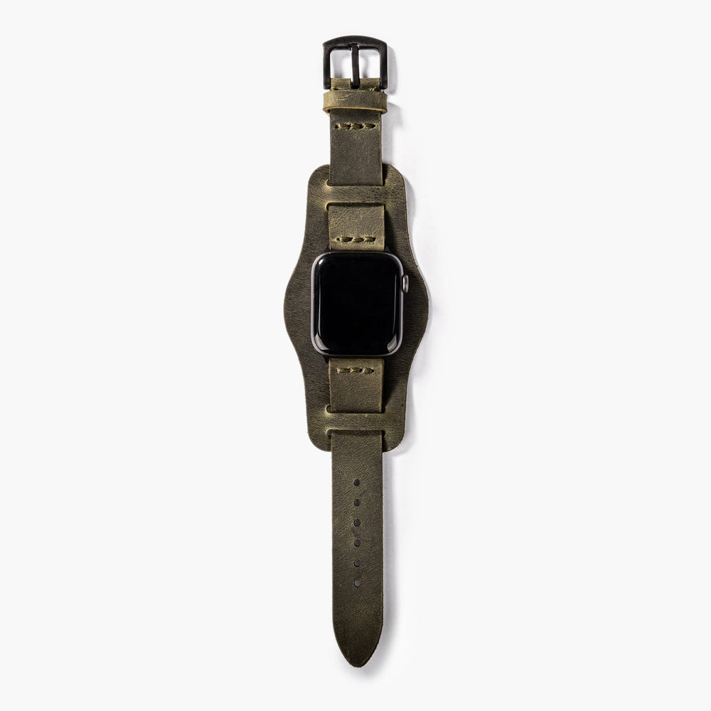 Yeşil Bund Tek Katlı Deri Apple Watch Kayışı — Bund deri Apple Watch kordonunun bileğe duruşu