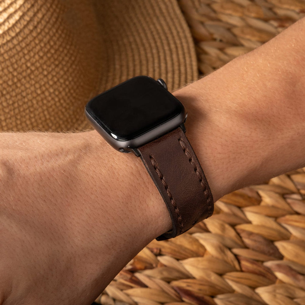 Acı Kahve Çift Kat Deri Apple Watch Kayışı — Apple Watch'a takılı çift kat deri kordon