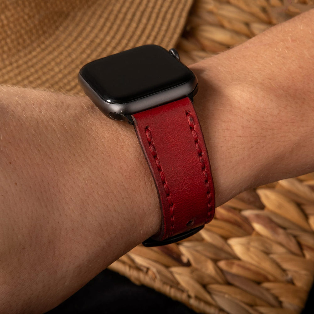 Kırmızı Çift Kat Deri Apple Watch Kayışı — Apple Watch'a takılı çift kat deri kordon