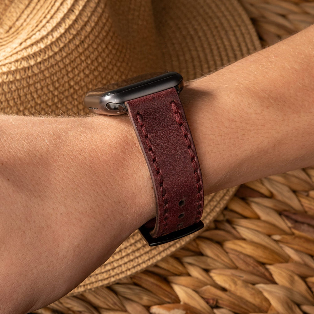 Mürdüm Çift Kat Deri Apple Watch Kayışı — Apple Watch'a takılı çift kat deri kordon