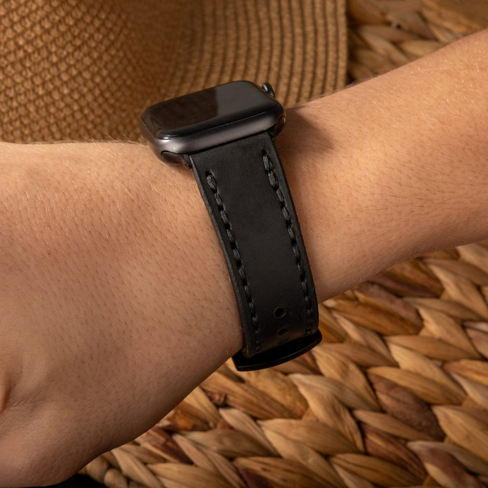 Siyah Çift Kat Deri Apple Watch Kayışı — Apple Watch'a takılı çift kat deri kordon