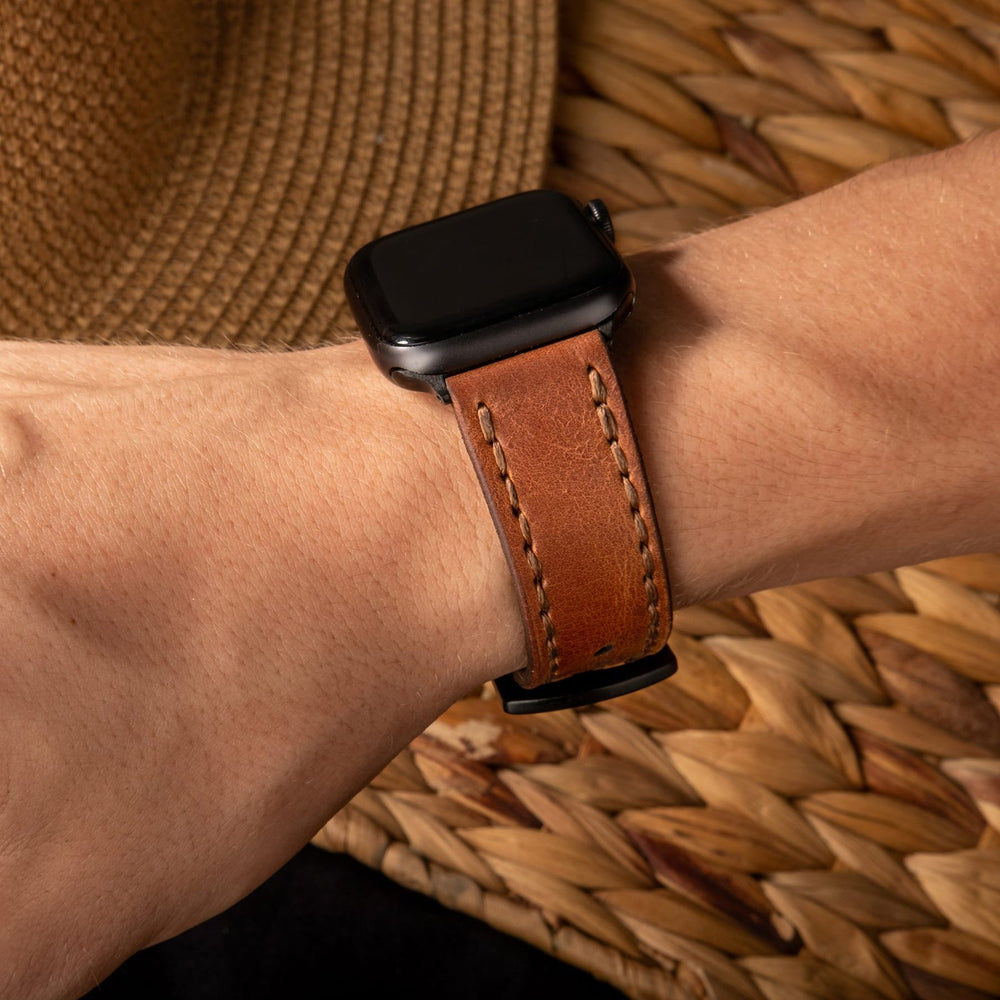 Taba Çift Kat Deri Apple Watch Kayışı — Apple Watch'a takılı çift kat deri kordon