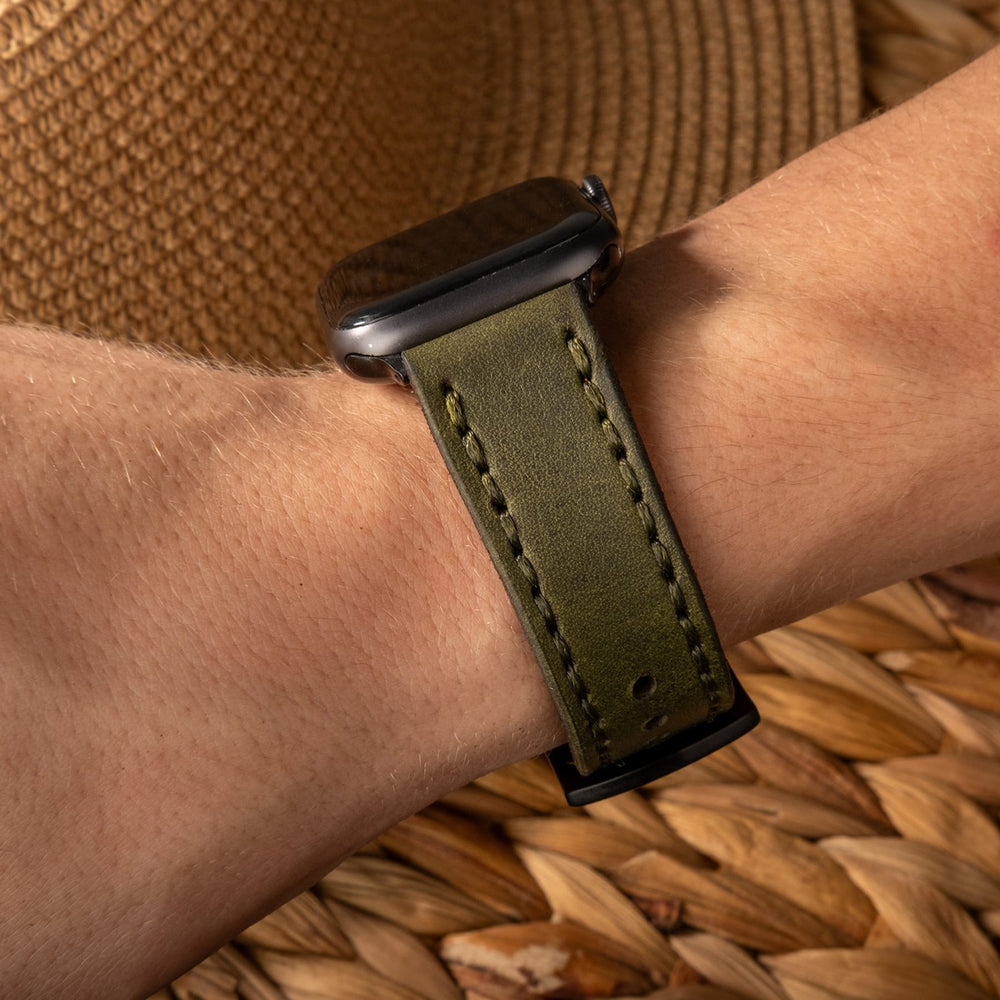 Yeşil Çift Kat Deri Apple Watch Kayışı — Apple Watch'a takılı çift kat deri kordon