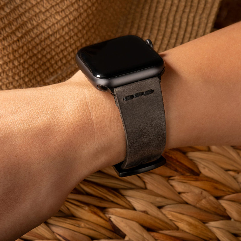 Antrasit Tek Kat Deri Apple Watch Kayışı — Apple Watch'a takılı deri kordon