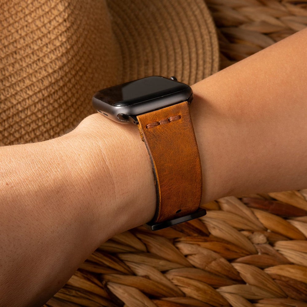 Cat Tek Kat Deri Apple Watch Kayışı — Apple Watch'a takılı deri kordon