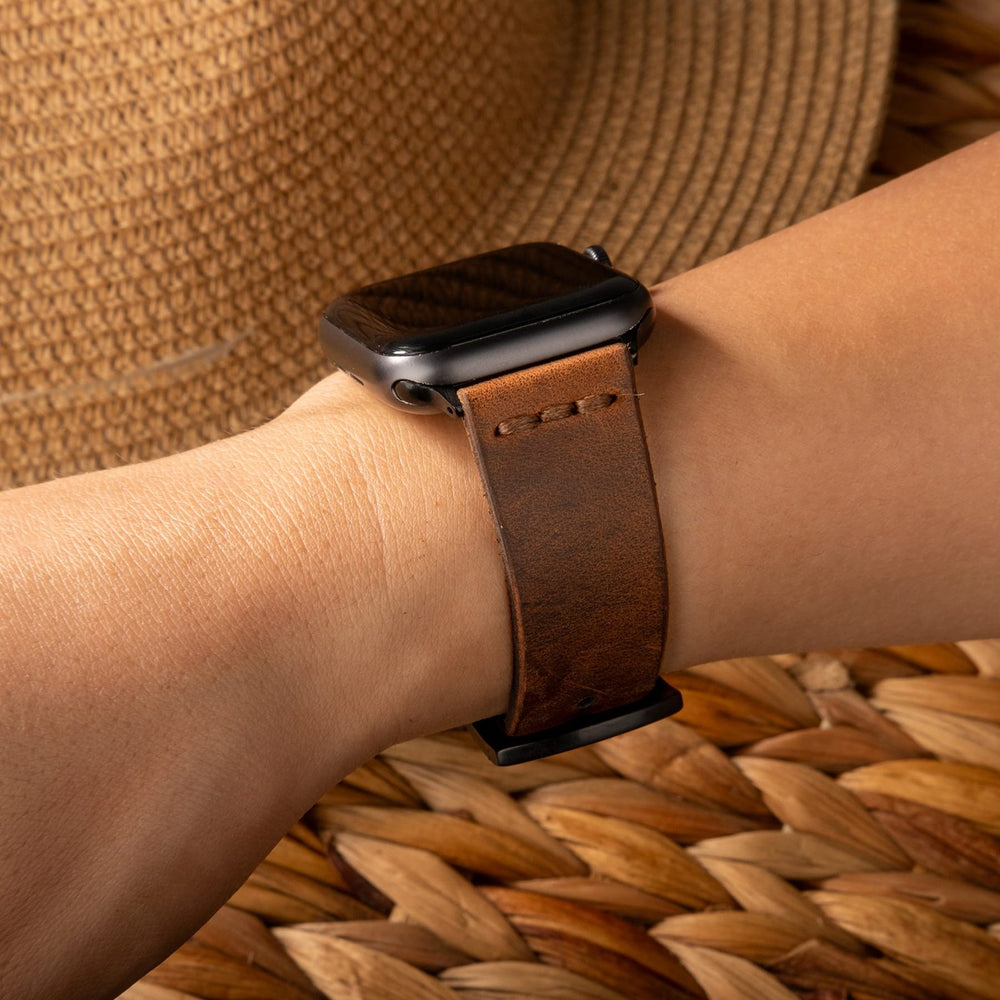 Kahve Tek Kat Deri Apple Watch Kayışı — Apple Watch'a takılı deri kordon