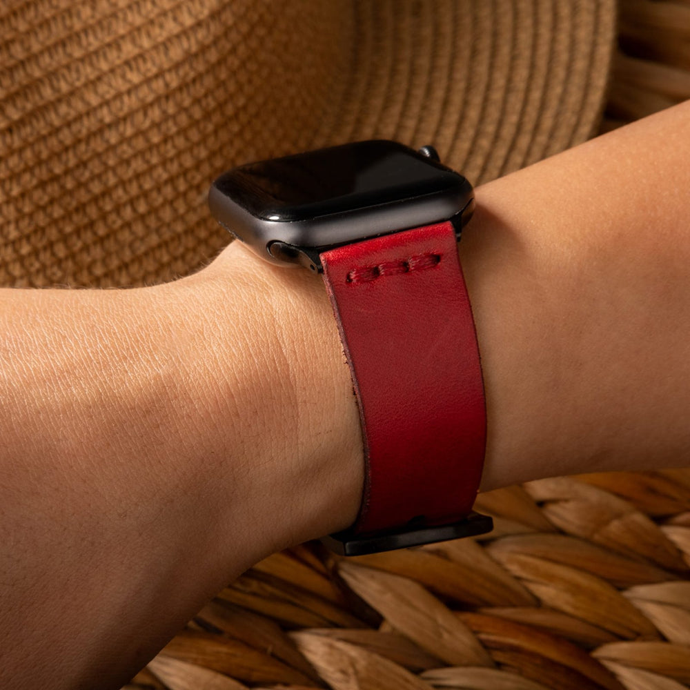Kırmızı Tek Kat Deri Apple Watch Kayışı — Apple Watch'a takılı deri kordon