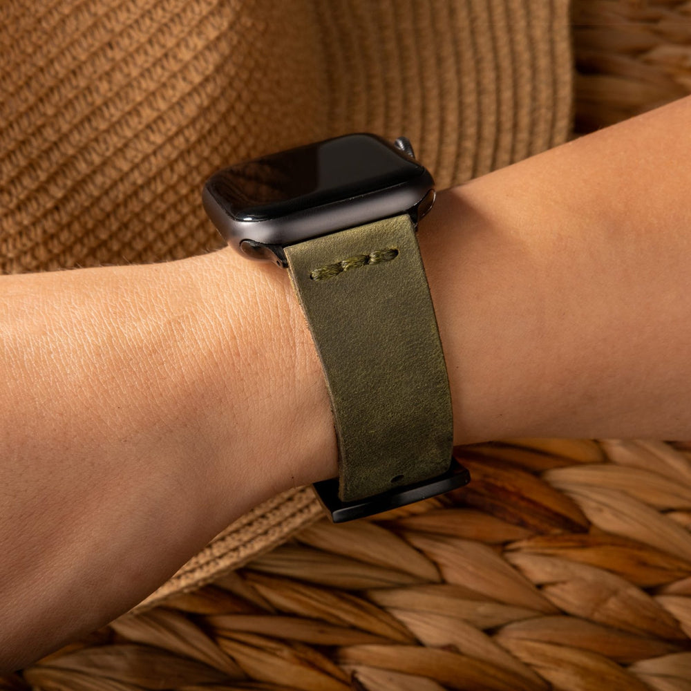 Yeşil Tek Kat Deri Apple Watch Kayışı — Apple Watch'a takılı deri kordon